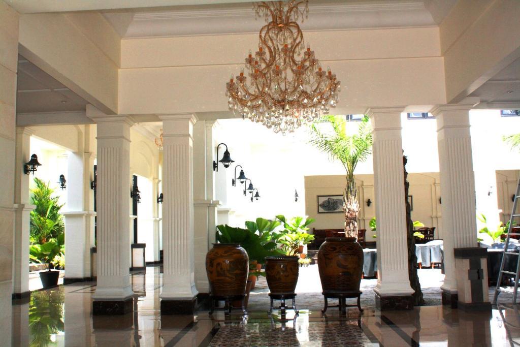 Colonial 3*