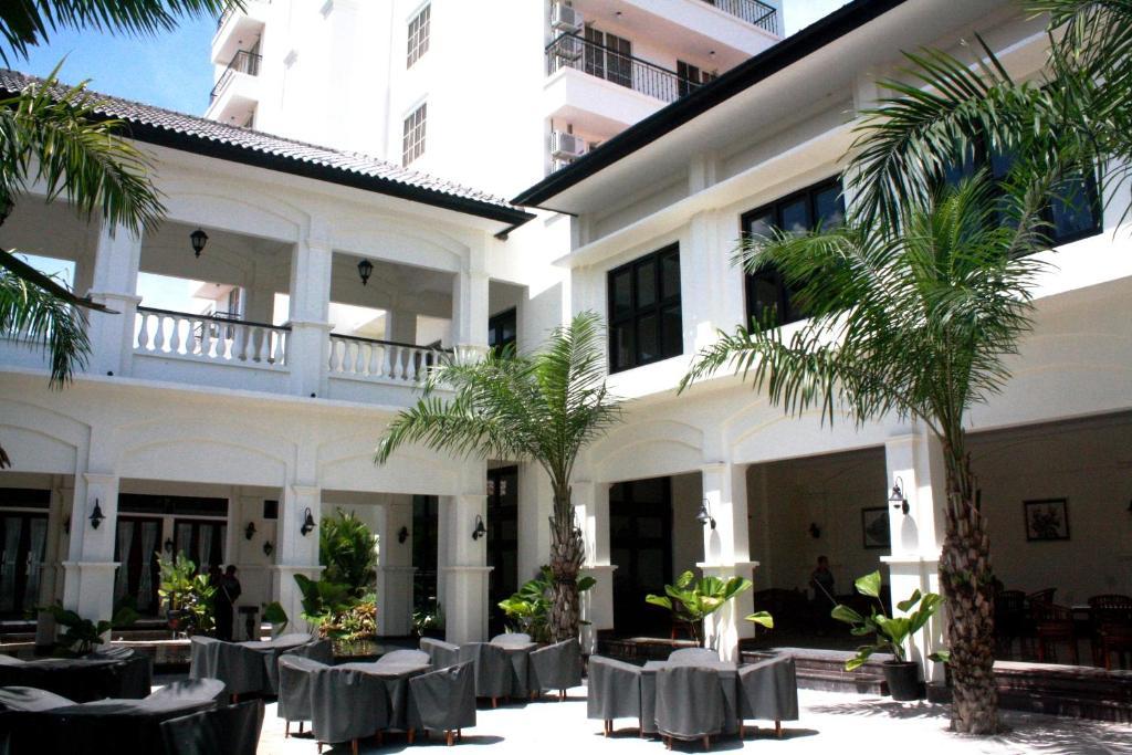 Colonial Hotel 3*