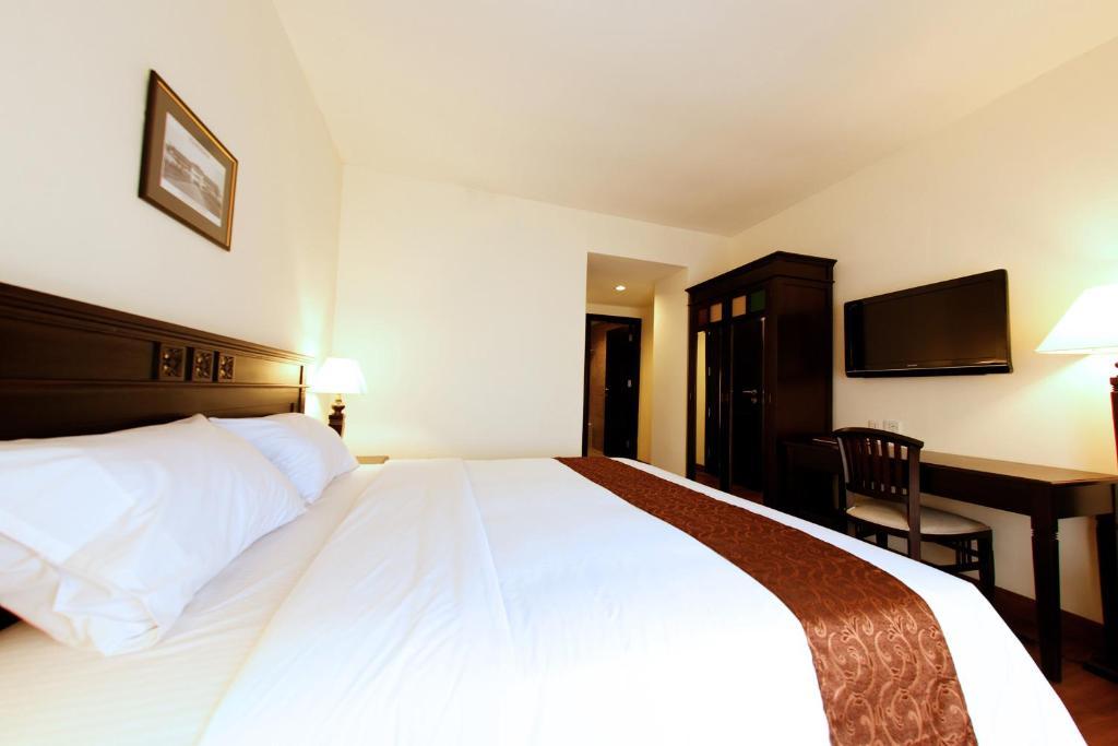 Colonial 3*