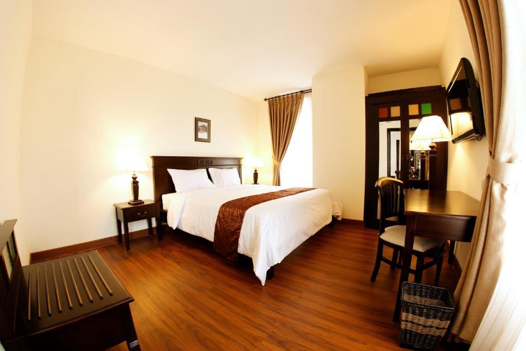 Colonial 3*