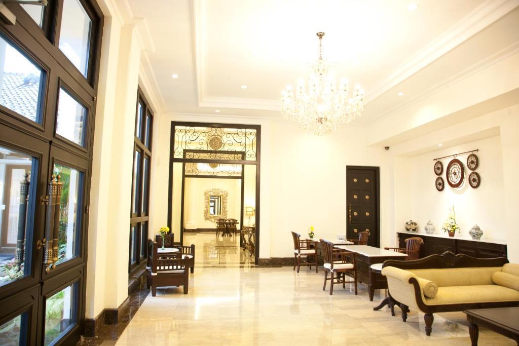 Colonial 3*